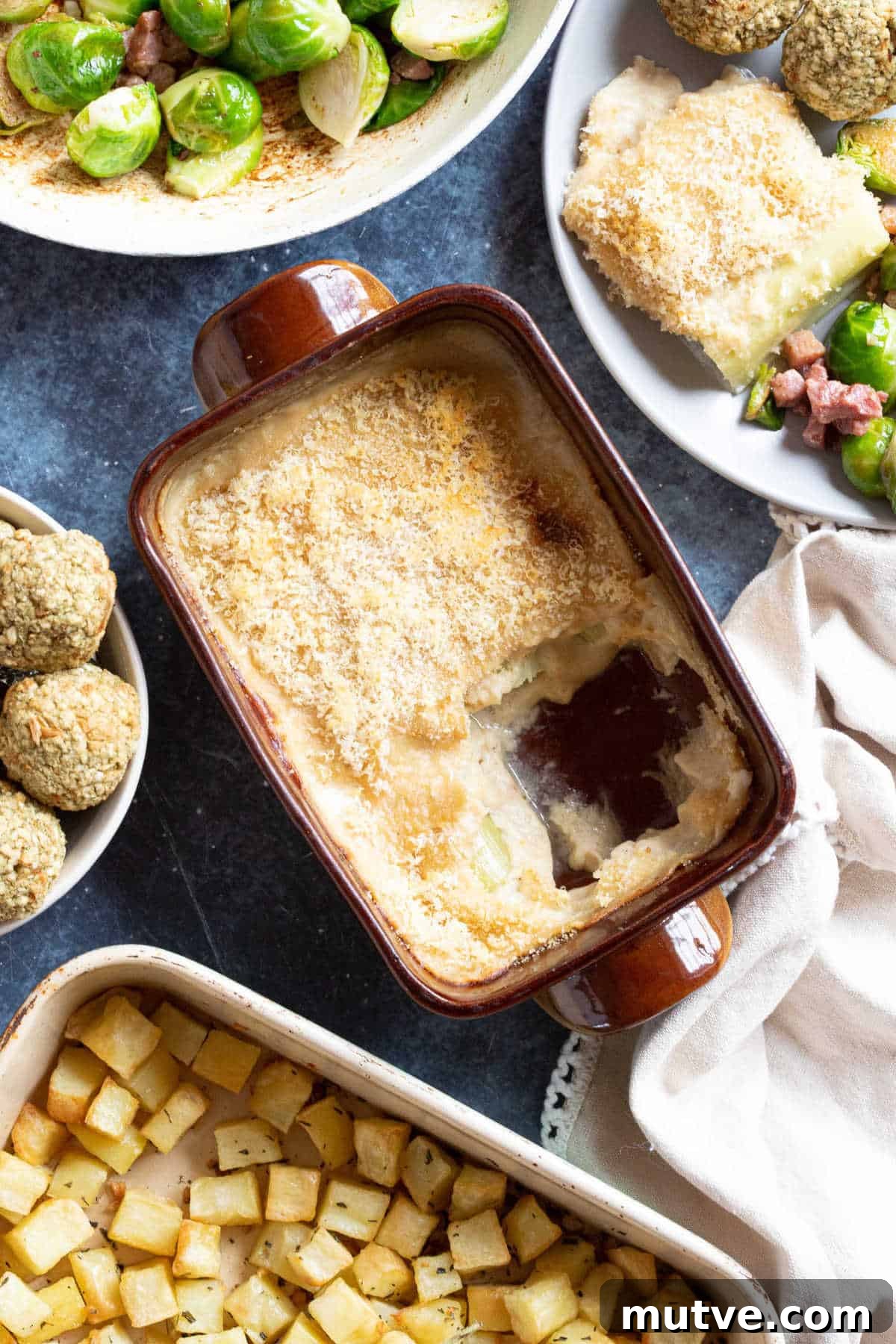 Cheesy Leek Gratin: Creamy Baked Leeks 2 Cheesy leeks in a baking dish.