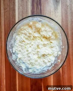 Beat the egg, vanilla extract, butter and cream cheese.