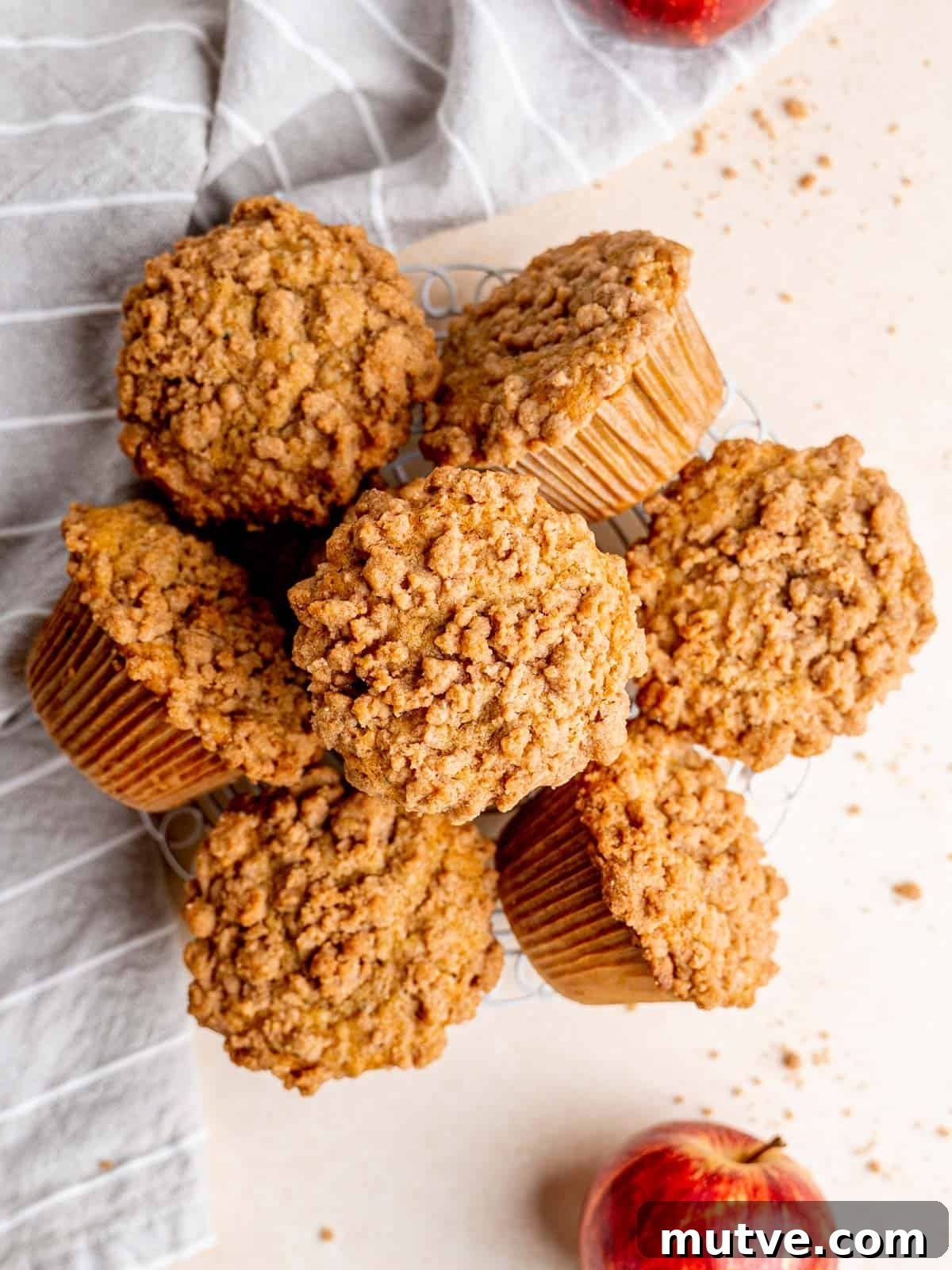 Apple Streusel Muffins Recipe with Cinnamon Crumble 2 Apple streusel muffins